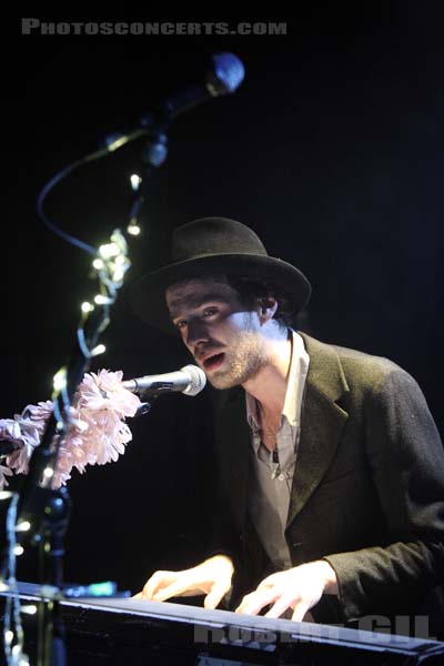 THE VEILS - 2009-04-29 - PARIS - La Maroquinerie - Finn Andrews